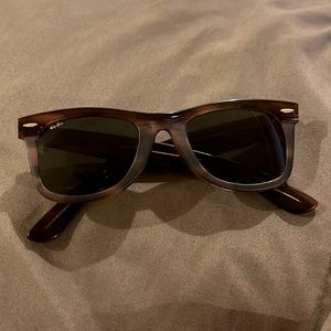 Unisex - Original wayfarer RayBan sunglasses
